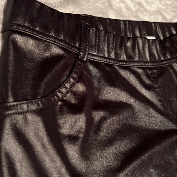 Faux leather black leggings with back pockets - Picture 5 of 6